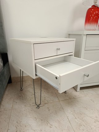 Mesita de noche blanca 2 cajones patas metálicas
