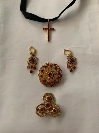 Conjunto Baturra: Pendientes, Cruz y 2 Broches