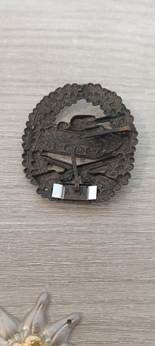 Lote militar varias insignias y chapas antiguas