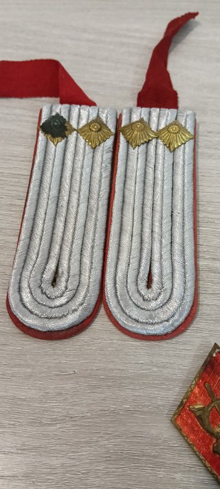 Lote militar varias insignias y chapas antiguas
