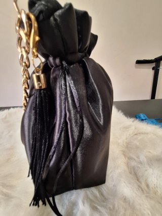 Bolso de fiesta negro con cadena dorada