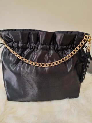 Bolso de fiesta negro con cadena dorada