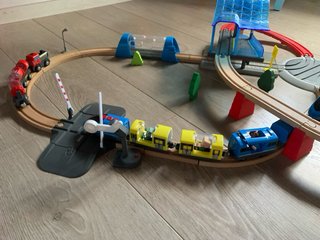 Tren Playtive con pistas de madera