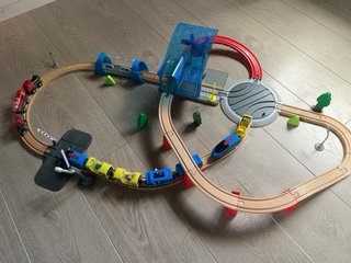 Tren Playtive con pistas de madera