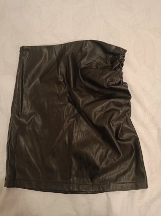 Falda negra de cuero