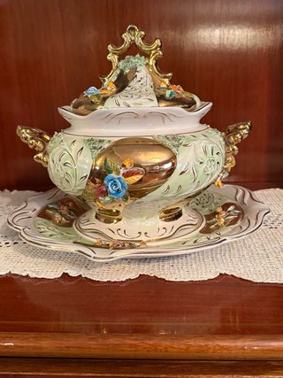 Sopera de porcelana con flores y oro