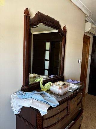 Cómoda de madera con espejo grande