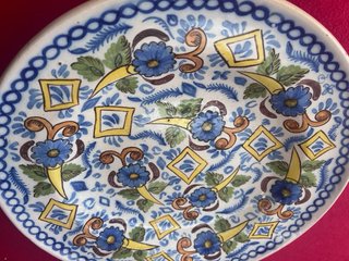Plato antiguo Manises decorado
