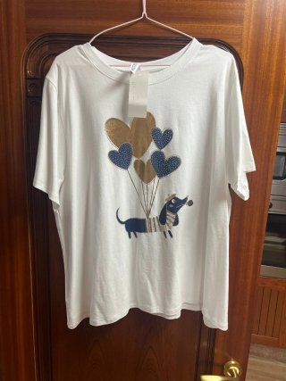 Camiseta blanca con perro y corazones