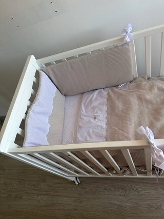 Cuna de bebé blanca con ruedas