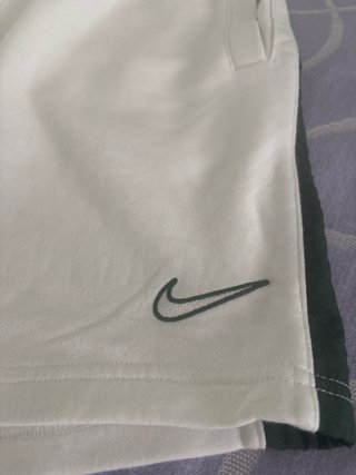 Pantalón corto Nike blanco y verde