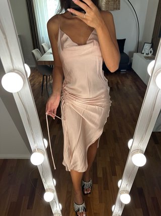 Vestito Zara rosa con rouches e spacco