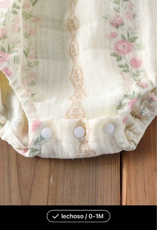 Ropita de bebé floral con volantes