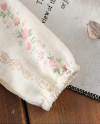 Ropita de bebé floral con volantes