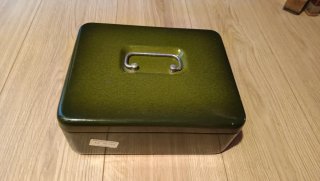 Caja de seguridad metálica verde