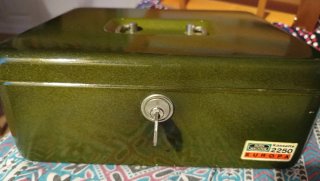 Caja de seguridad metálica verde
