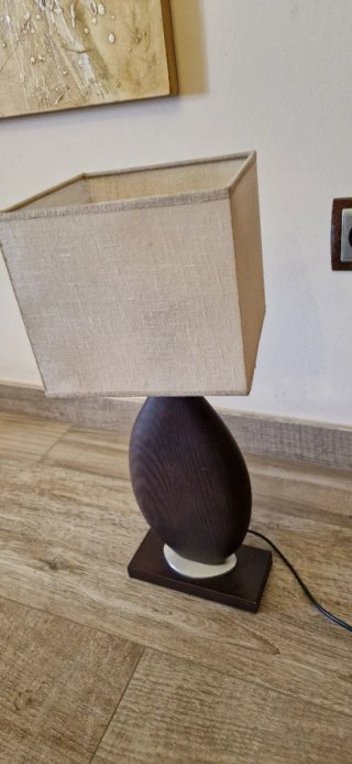 Lámpara de mesa moderna madera y metal