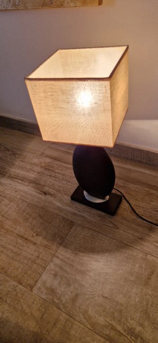 Lámpara de mesa moderna madera y metal