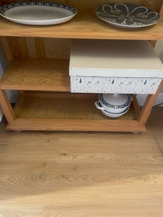 Estantería de madera con estantes