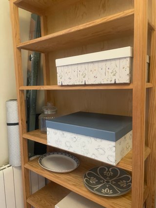Estantería de madera con estantes