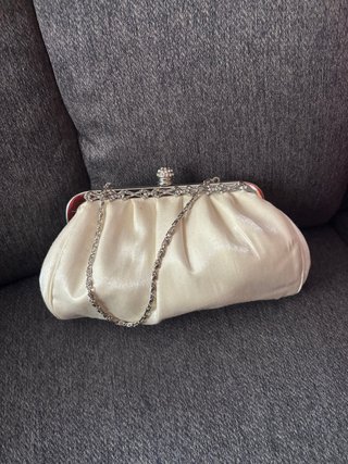 Bolso de fiesta blanco con cadena plateada