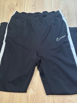 Pantalón Nike Negro con Raya Blanca