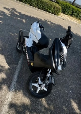 Yamaha Aerox Scooter Negra y Blanca