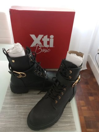 Botines negros Xti con hebilla dorada