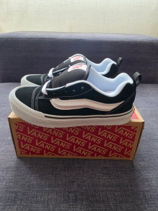 Vans Knu Skool Zapatillas Negras y Blancas