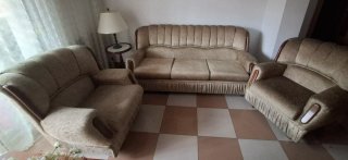 Sofá y 2 sillones de tela y madera