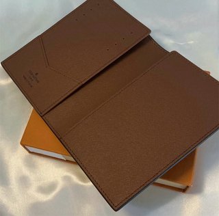 Porta pasaportes Louis Vuitton Monogram Marrón