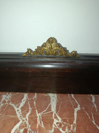 Mesita antigua de madera y mármol bronce