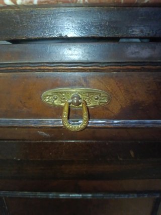 Mesita antigua de madera y mármol bronce