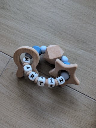 Sonajero y mordedor de madera para bebé
