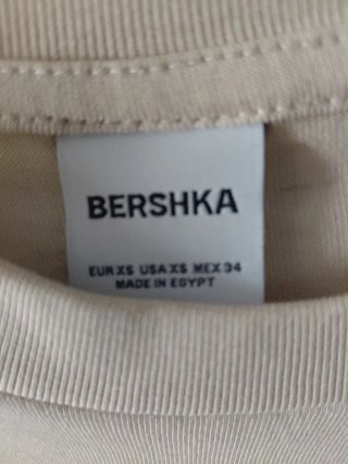 Camiseta Bershka beige con estampado