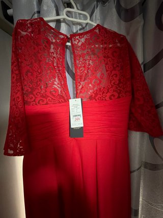Vestido de fiesta rojo con volantes