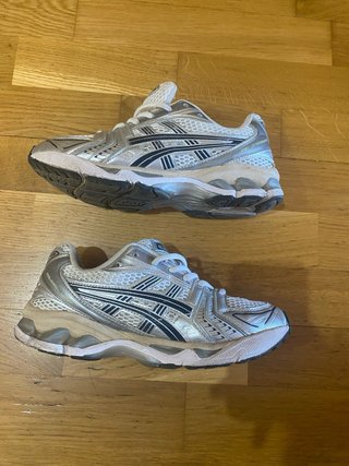 Zapatillas Asics plateadas y blancas T39