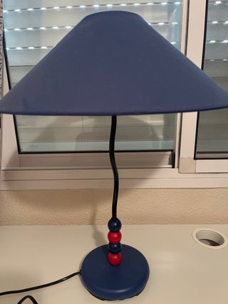 Lámpara de mesa azul y roja