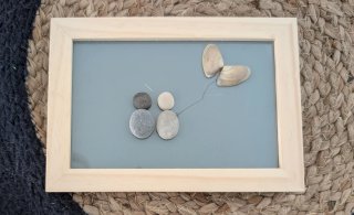 Cuadro decorativo con piedras y conchas