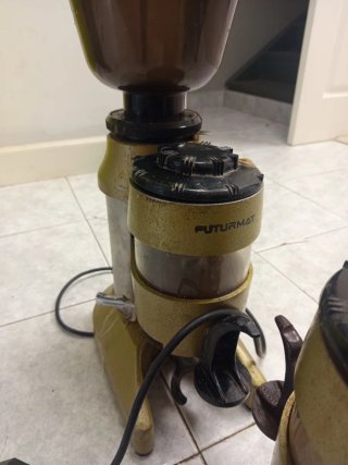 Molinillo de café profesional antiguo
