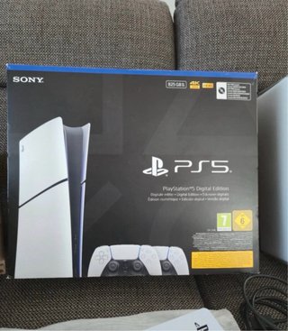PlayStation 5 Digital 825 GB + 2 Mandos Como nuevo