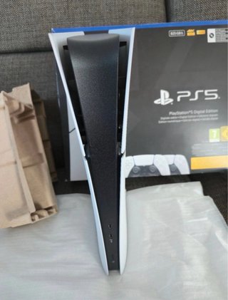 PlayStation 5 Digital 825 GB + 2 Mandos Como nuevo