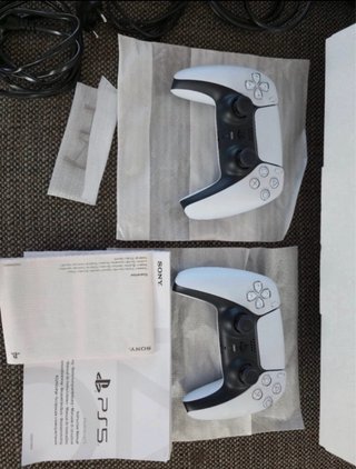 PlayStation 5 Digital 825 GB + 2 Mandos Como nuevo
