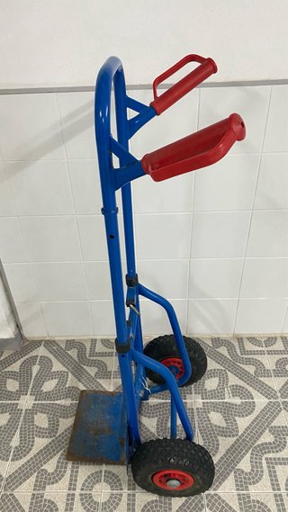 Carretilla azul con ruedas grandes