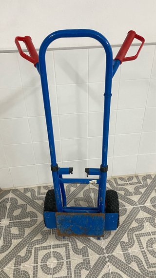Carretilla azul con ruedas grandes