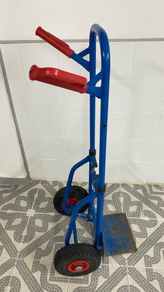 Carretilla azul con ruedas grandes