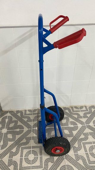 Carretilla azul con ruedas grandes
