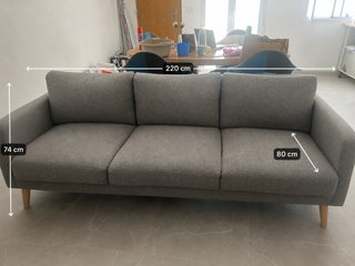 Sofá 4 plazas gris tela patas madera