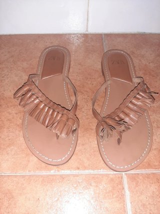 Chanclas Zara con flecos marrones