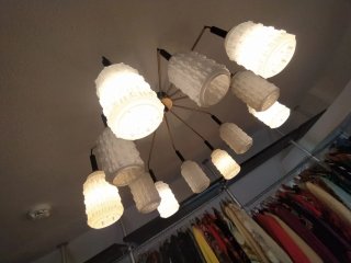 Lámpara de techo vintage dorada y blanca